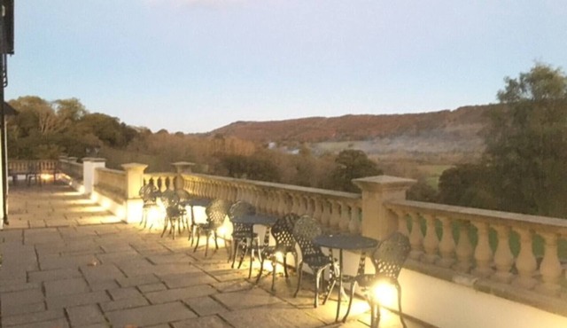 Woodbank, Entire home in Llanhennock. nn