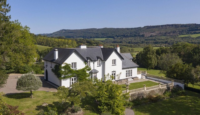 WOODBANK, family friendly, luxury holiday cottage in Llanhennock