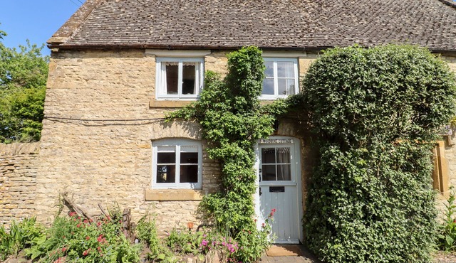 WOODBINE COTTAGE, family friendly, with open fire in Stow-On-The-Wold