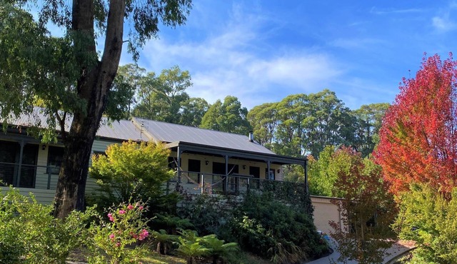 WOODBINE LODGE- Picture perfect and meticulously maintained