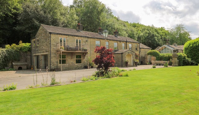 WOODBOTTOM FARM, pet friendly, luxury holiday cottage in Meltham