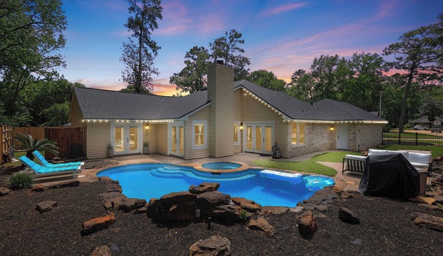 Woodbridge Bungalow - Near IAH 4BD 2BTH Spa