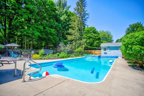 Woodcliff Cottage with Heated Private Pool-Family Friendly