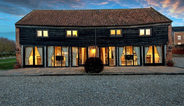 WOODCOCK, pet friendly, character holiday cottage in Wheatacre