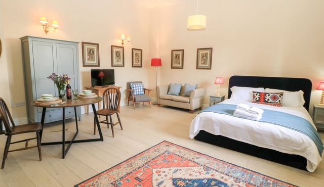 WOODCOCK STUDIO, pet friendly, with a garden in Andoversford