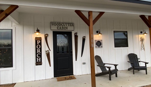 Woodcutter Cabin at Copperas Creek with Fenced Yard