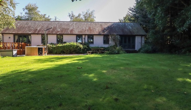 WOODCUTTERS, pet friendly, character holiday cottage in Launceston