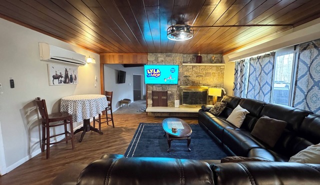 Wooded 1.5 Acre, Lake/Beach Access, 2 houses, 2 Hot Tub, Pool Table, Game Room,