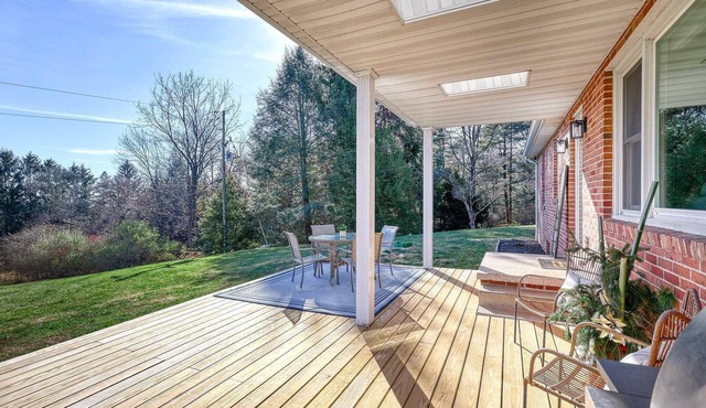 Wooded and secluded 3-bed home with a view, game room, fire pit, by Ski Roundtop