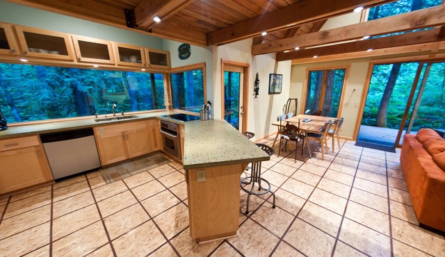 Wooded Cabin Near Sandy River, Hot Tub and 10 Miles from Ski Resorts