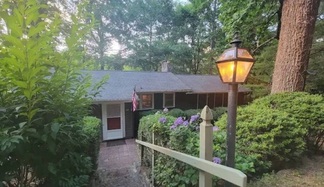 Wooded cabin nestled in a charming and quiet neighborhood. Hiking trails galore!