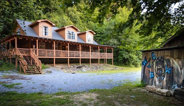 Wooded cabin on 47ac. Pvt trails. 17 mins to GSMNP