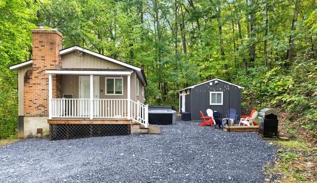 Wooded cabin w/hot tub & BBQ grill