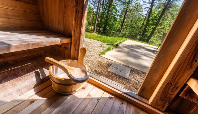 Wooded Circle - Barrel sauna, hot tub, fire pit