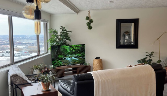 🌃🌳Wooded City View Condo