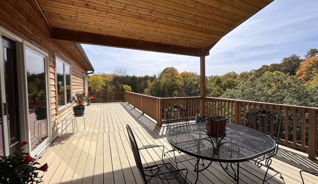 Wooded cottage on 10 Acres to explore and entertain