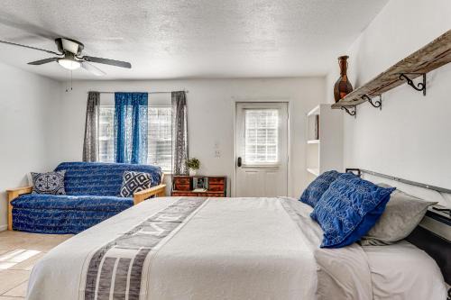 Wooded Couples Retreat with Lanai in Interlachen