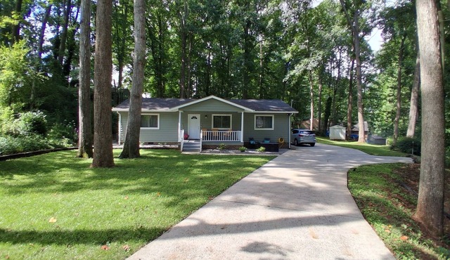 Wooded cul-de-sac bungalow, close to everything!
