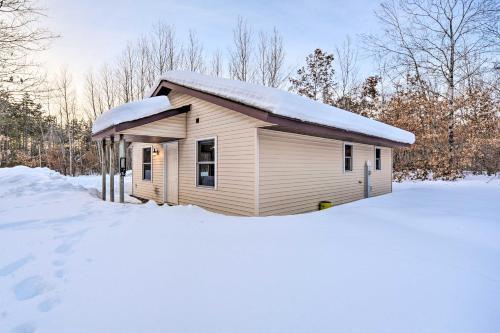 Wooded Danbury Cabin w/Grill + Fire Pit!
