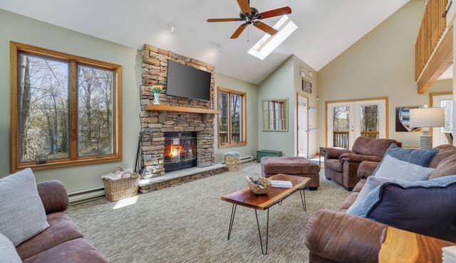 Wooded Lakeside adventure, walk to dock, 4 kid kayaks, screened porch, ping pong