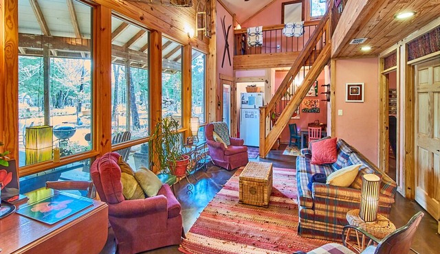 Wooded LODGE, Sleeps 9, Pet Friendly, Accessible