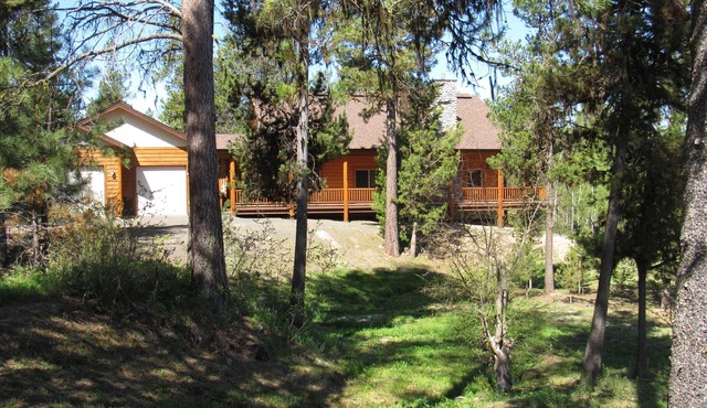 Wooded lodge with wraparound deck & fireplace -1 block to river & near town/lake