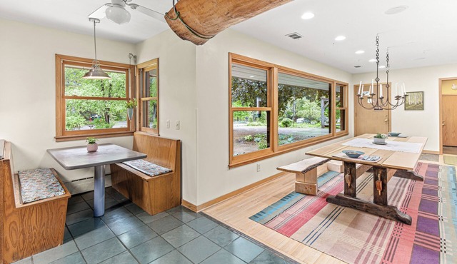 Wooded lot with wildlife, indoor treehouse and screened porch: a family paradise