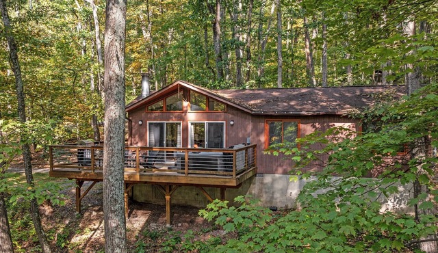 Wooded Nest, Cozy 3BR Chalet Near Spas & Hiking