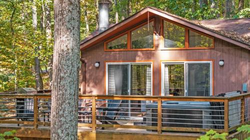 Wooded Nest, Cozy 3BR Chalet Near Spas, Downtown Berkeley Springs & Hiking