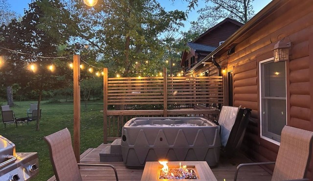 Wooded Oasis: Pickleball, Hot Tub, Fire Table, Deer, Corn Hole, Arcade, Popcorn