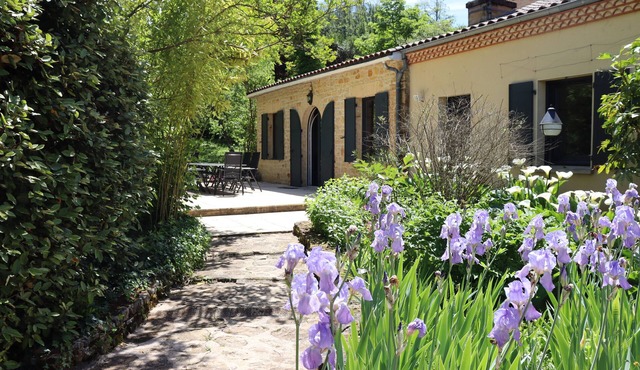 Wooded property with heated swimming pool, near the historic centre of Sarlat