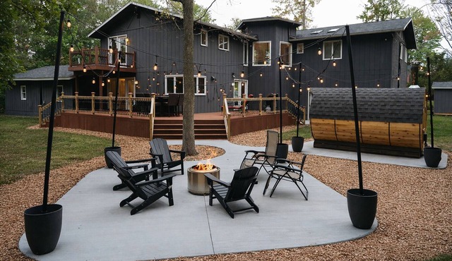 Wooded & Quiet, but Downtown. Spacious Home w/Smokeless Fire Pit, Barrel Sauna