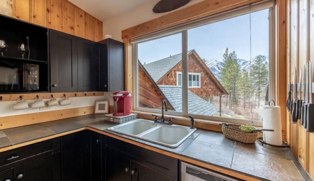 Wooded Retreat Guesthouse on 5 AC yet within 3min of downtown Leavenworth!
