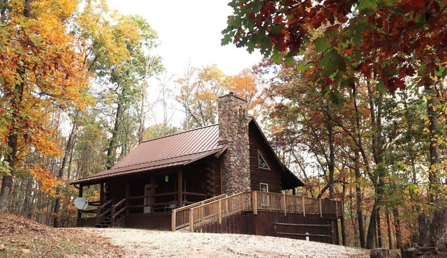 Wooded retreat, Hot Tub, minutes to Trails & Caves - Hocking Hills!