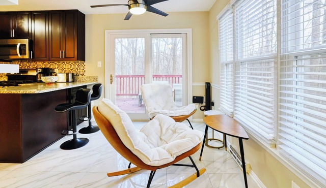 Wooded Retreat: Private Deck, Free Parking, Pet Friendly. 13 miles to D.C.