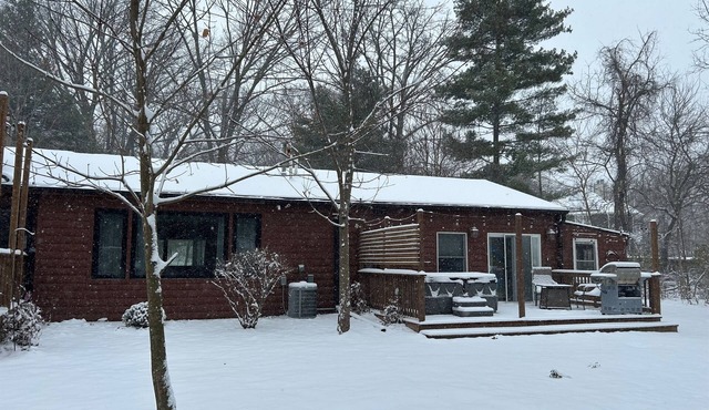 Wooded Retreat, Relaxing Hot Tub, Movie Night - Popcorn & Surround Sound, Pets!