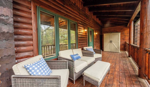 Wooded Retreat w Hot Tub, Loft, Game Room & Sauna