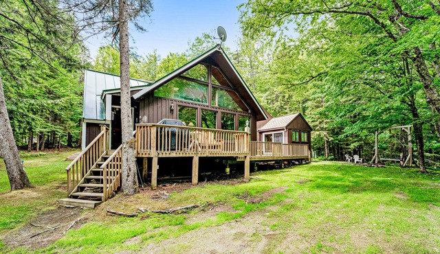 Wooded retreat with private hot tub, firepit & game room with pool table