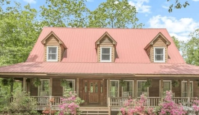 Wooded Retreat with game area and hot tub!