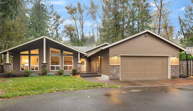 Wooded Riverside Retreat, Pet Friendly, Single Level, Open Layout, Hot Tub, BBQ, 20 Miles to Mt Hood