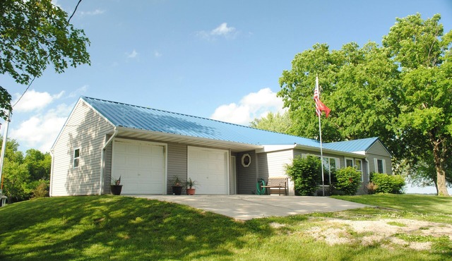 Wooded rural country estate near Lake Shelbyville and Illinois Amish country