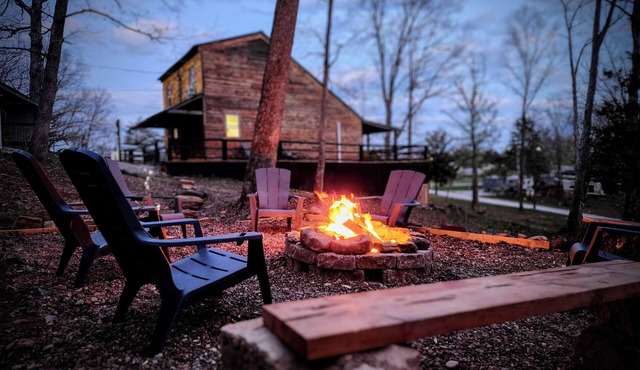Wooded "Saltbox Cabin", Our Lake Access: 6 min walk, Kayaks!