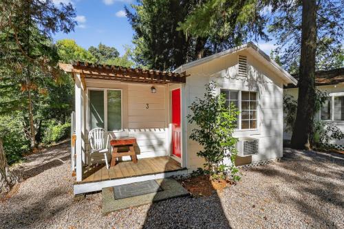 Wooded Studio Near Clear Lake cabin