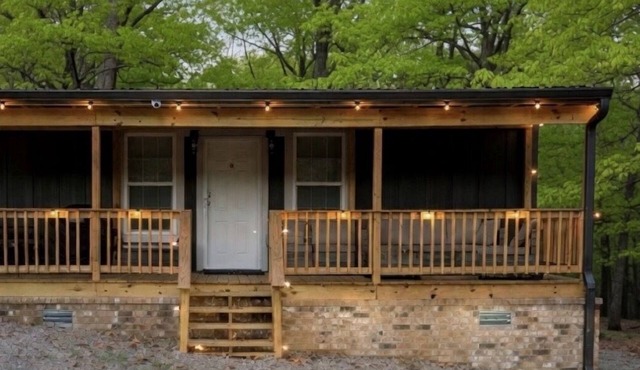 Wooded Tiny Cabin with 2 baths, fire pit, deck
