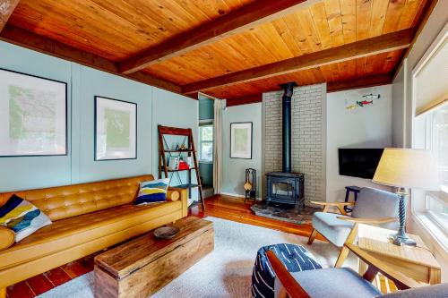 Wooded-View Decks Family Cabin Retreat in Deming