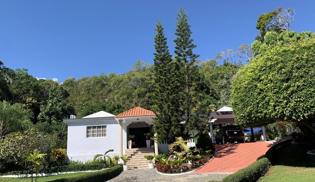 wooded Villa w/outdoor pool 5 min from the beach