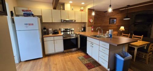 Wooded Wonder-2 Bedroom Ski-in and out with Hot Tub