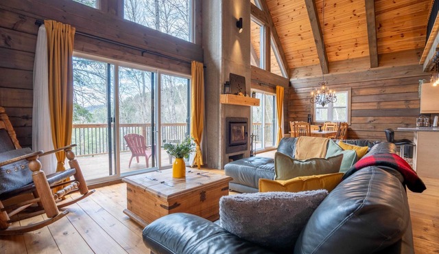 Wooden Chalet with Hot Tub | L'Inukshuk