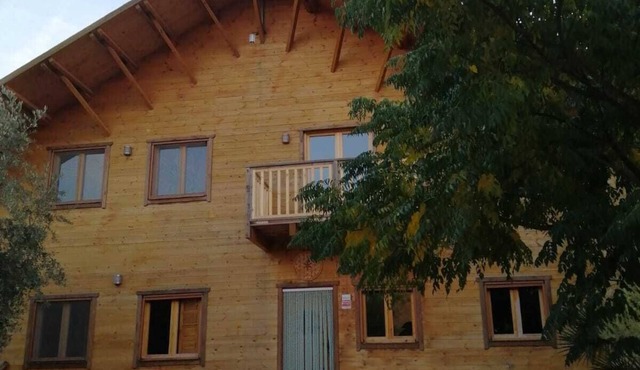 Wooden cabin with isothermal cave next to the chicamo river