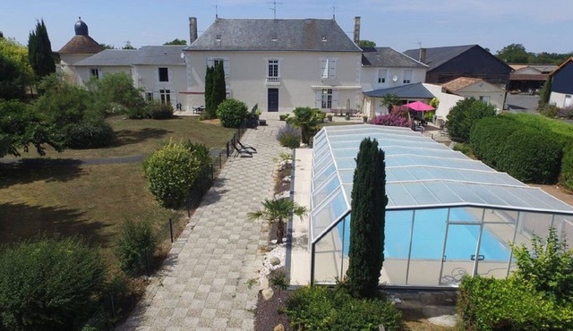 Wooden caravan on large estate with swimming pool - for 4 people